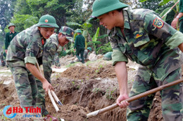 Các anh về xôn xao làng bé nhỏ