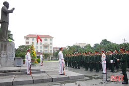 Lực lượng vũ trang Hà Tĩnh dâng hương báo công Chủ tịch Hồ Chí Minh