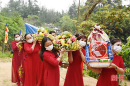 Đông đảo đạo hữu, du khách hành hương về chùa Kim Dung