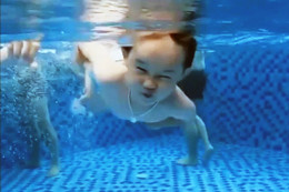 Cô bé trổ tài bơi điêu luyện