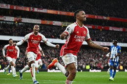 Hạ Brighton, Arsenal lên đầu bảng Premier League