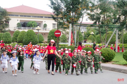 Học sinh mầm non giao lưu cùng cán bộ, chiến sỹ Hà Tĩnh