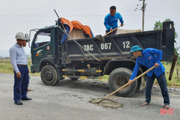 Người đàn ông Hà Tĩnh tự nguyện đi vá đường sau lũ