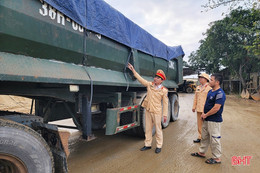 Hà Tĩnh tăng cường kiểm soát phương tiện vận chuyển vật liệu xây dựng