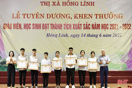 Thị xã Hồng Lĩnh tuyên dương, khen thưởng giáo viên, học sinh giỏi năm học 2021-2022