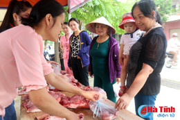 Can Lộc khai trương quầy bán thịt lợn bình ổn giá