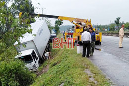 Lật xe thư báo, tài xế may mắn thoát chết trong gang tấc