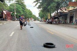 Dầu loang dài trên QL 8A, người dân dùng vật cản để cảnh báo tai nạn