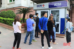 "Rồng rắn" chờ rút tiền từ cột ATM ở Hà Tĩnh