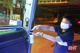 Người dân Hà Tĩnh chủ động phòng dịch Covid-19 khi tham gia giao thông công cộng