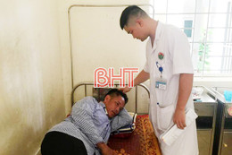 Hương Khê: Mâu thuẫn đất đai, 2 cha con bị chém nhập viện