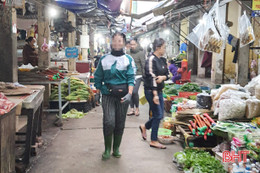 Đeo khẩu trang nơi công cộng ở Hà Tĩnh: Cơ sở y tế thực hiện nghiêm, siêu thị, chợ còn lơ là