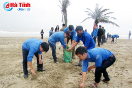 Hơn 500 ĐVTN Nghi Xuân ra quân làm sạch bãi biển