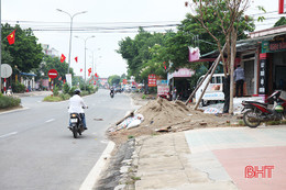 Vì sao vi phạm hành lang ATGT đường bộ ở Hương Khê chưa được xử lý triệt để?