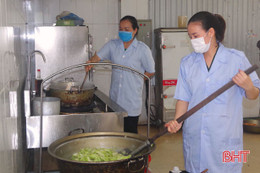 Nữ quân nhân Hà Tĩnh chung tay hỗ trợ phòng, chống dịch COVID-19