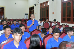 200 thanh niên Hương Khê đối thoại với lãnh đạo huyện