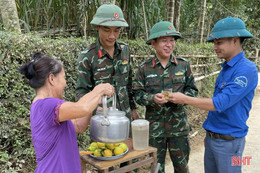 Trung đoàn 841 giúp đỡ bà con khắc phục hậu quả lũ lụt