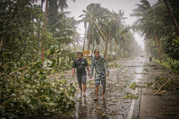 Bão Vongfong đổ bộ, người Philippines sơ tán nhưng vẫn phải giãn cách