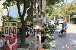 Cột điện "oằn lưng", nguy cơ gây họa