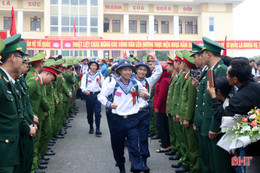 1.150 thanh niên Hà Tĩnh náo nức lên đường nhập ngũ