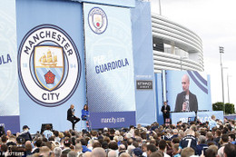  Pep Guardiola chính thức ra mắt ở sân Etihad 