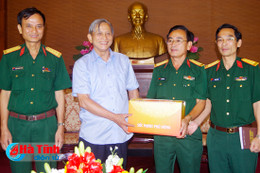 Nguyên Bí thư Tỉnh ủy Đặng Duy Báu trao tặng sách “Hồ Chí Minh sống mãi”