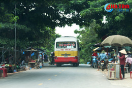 Chợ để không, ra đường buôn bán!