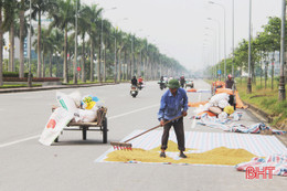 Lấn chiếm lòng, lề đường phơi lúa: "Trên cứ cấm, dưới cứ phơi"!