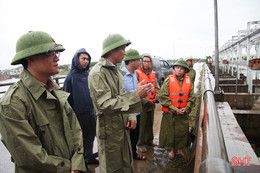 Tích cực tiêu úng, tranh thủ thu hoạch lúa hè thu khi thời tiết thuận lợi để đảm bảo năng suất