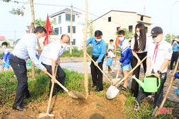 Giáo viên, học sinh TP Hà Tĩnh trồng cây xây dựng đô thị xanh