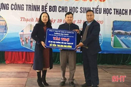 Doanh nghiệp hỗ trợ Trường Tiểu học Thạch Mỹ 1,1 tỷ đồng xây bể bơi và sân bóng