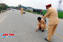 Xe máy đấu đầu, “tây - ta” cùng nhập viện