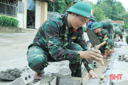 Lực lượng vũ trang Hà Tĩnh giúp dân xây dựng nông thôn mới