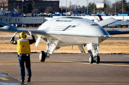 Mỹ mua uav tiếp dầu trên hạm MQ-25A Stingray