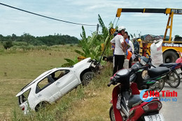 Fortuner mất lái, đâm bay cột mốc rồi lao xuống vệ đường