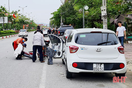 Mối nguy hiểm khó lường khi mở cửa ô tô thiếu quan sát