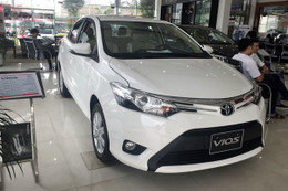 Toyota Vios khuyến mại nóng, Camry tăng giá nhẹ