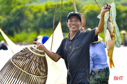 Hàng nghìn người dân nô nức tham gia lễ hội đánh cá Vực Rào