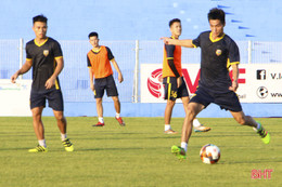 Hồng Lĩnh Hà Tĩnh chạm tay tấm vé lên hạng V.League!