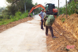 Người dân miền núi Hà Tĩnh góp tiền, hiến đất “xóa sổ” những con đường “nắng bụi, mưa bùn”