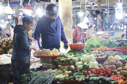 Thời tiết nắng nóng, cước vận chuyển tăng, rau xanh tại Hà Tĩnh “đội” giá