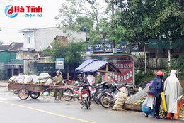 Điểm chờ xe buýt biến thành nơi bán hàng?!