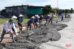 Người dân Hà Tĩnh tập trung khắc phục hậu quả lũ lụt, ra quân làm nông thôn mới