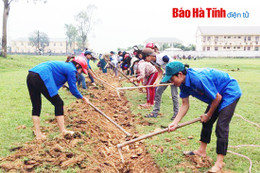 Đoàn viên thanh niên thị xã Hồng Lĩnh ra quân chỉnh trang đô thị