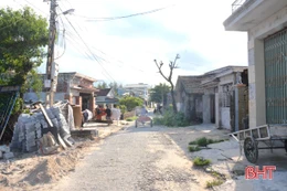 Trưởng thôn xã vùng biển Hà Tĩnh cắt nhà ở để hiến đất làm đường