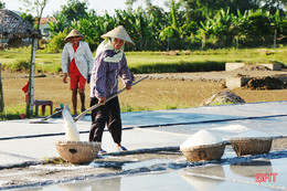 Diêm dân Hà Tĩnh: Trời càng nắng, đồng muối càng bội thu