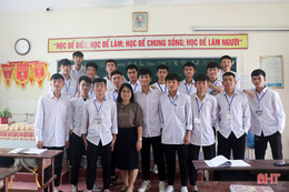 Ấm tình thầy trò trong lớp học của các cầu thủ U17 Hồng Lĩnh Hà Tĩnh