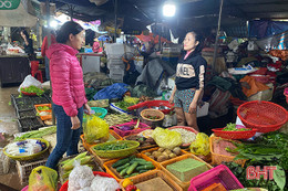 Mưa lũ, giá rau xanh tại Hà Tĩnh tăng “phi mã”