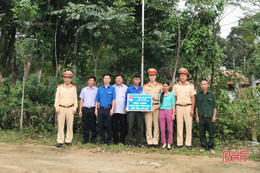 Tuổi trẻ Phòng CSGT Công an Hà Tĩnh chung tay "Thắp sáng làng quê"