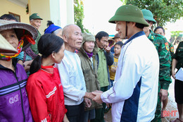 Bí thư Tỉnh ủy thăm hỏi, động viên người dân vùng lũ Cẩm Xuyên